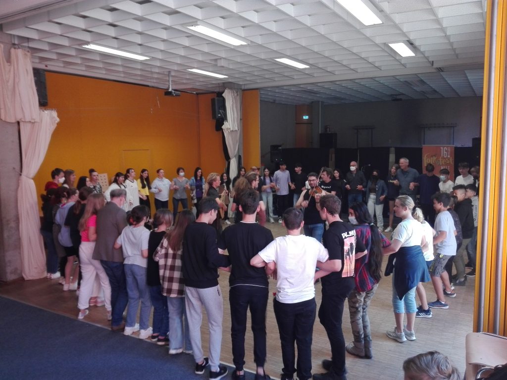 Die Gruppe WAR-SAV begeisterte auch Schüler*innen der Möllner Gemeinschaftsschule mit bretonischer Tanzmusiktradition in Mölln
