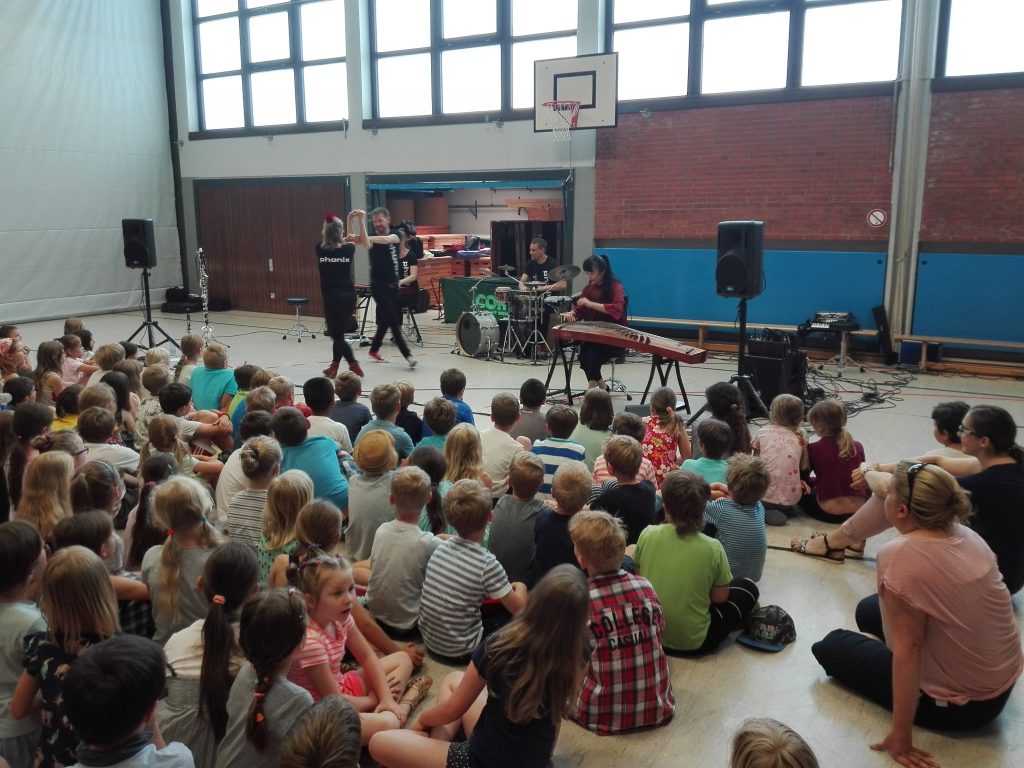 Mit dänisch-chinesische Klängen beeindruckte die Gruppe PHØNIX 2018 in der Grundschule Ratzeburg St. Georgsberg